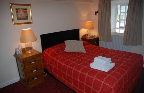 Tinnahinch House | Waterside Guesthouse: Family-Friendly Retreat with Great Reviews