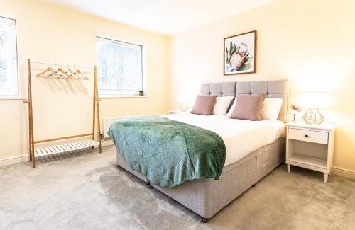 Milton Keynes House | Unforgettable Waterside Lodge - Child Friendly & 4-Star Rated