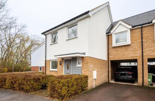Milton Keynes House | Unforgettable Waterside Lodge - Child Friendly & 4-Star Rated
