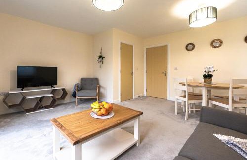Milton Keynes House | Unforgettable Waterside Lodge - Child Friendly & 4-Star Rated