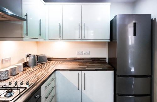 Milton Keynes House | Unforgettable Waterside Lodge - Child Friendly & 4-Star Rated