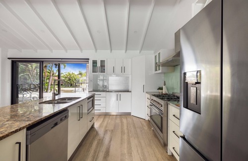 Broadbeach Waters House | Waterside Oasis Broadbeach 5 Bedroom Water Views. Pet Friendly