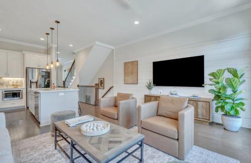 Hitch Village - Fred Wessels Homes House | Waterside Retreat: Family-Friendly Escape by River Street