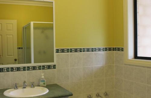Augusta House | Waterside View: Oceanfront Bliss with 9.7/10 Guest Rating