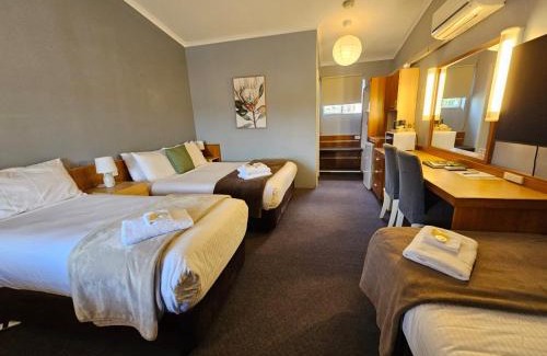 West Gosford Hotel | Comfortable Waterview Gosford Motor Inn with Pool & Breakfast