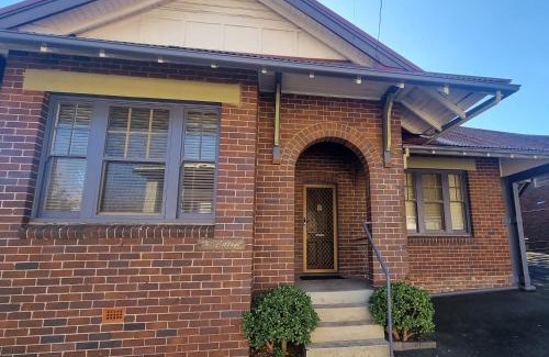 West Gosford Hotel | Comfortable Waterview Gosford Motor Inn with Pool & Breakfast