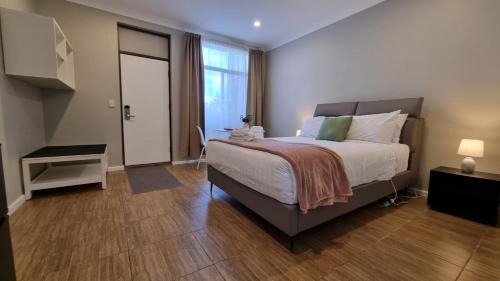 West Gosford Hotel | Comfortable Waterview Gosford Motor Inn with Pool & Breakfast