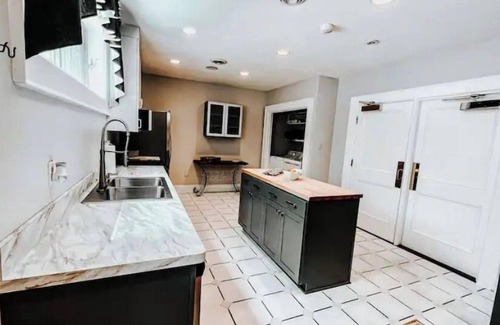 Midlothian House | WaterView Pool Pavilion: Waterfront Paradise with Amazing Views