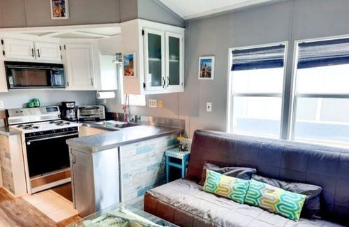 Sherkston Cottage | Relax at Waterviews: Pet-Friendly with Pool Access