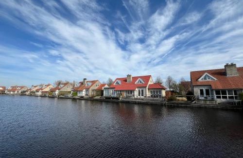 Langweer House | Charming Watervilla de Karekiet - Perfect for Families & Pets