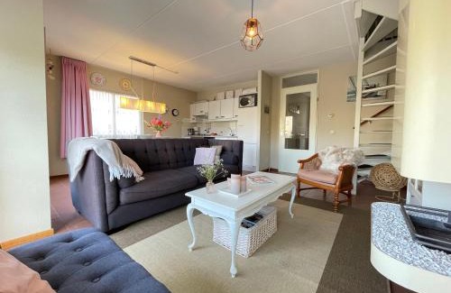 Langweer House | Charming Watervilla de Karekiet - Perfect for Families & Pets