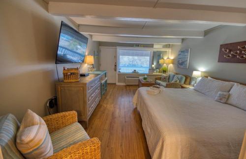 Airlie Apartment | Inviting Waterway View Studio with Pool, Near Wrightsville Beach