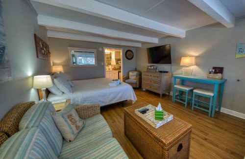 Airlie Apartment | Inviting Waterway View Studio with Pool, Near Wrightsville Beach