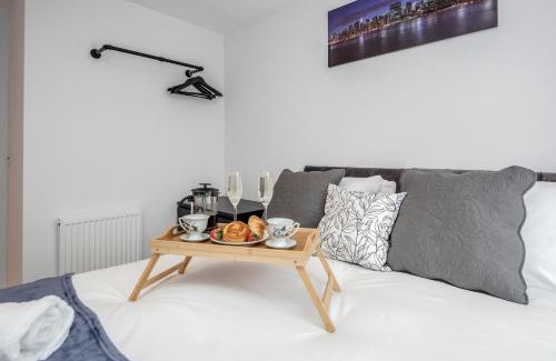 Watford Apartment | Modern Watford Cassio Deluxe – 4-Star Family-Friendly Stay