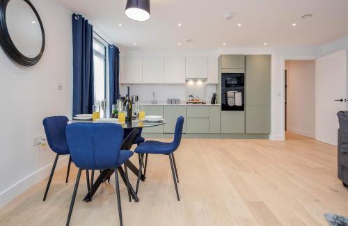 Watford Apartment | Modern Watford Cassio Deluxe – 4-Star Family-Friendly Stay
