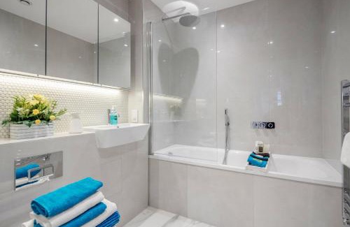 Watford Apartment | Modern Watford Cassio Deluxe – 4-Star Family-Friendly Stay