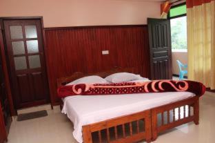 Nallathanniya House | Wathsala Inn: Pet-Friendly Retreat with Pool & Breakfast
