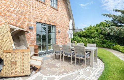 Rantum House | Wattgeflüster 4a: Family-Friendly Retreat with Breakfast