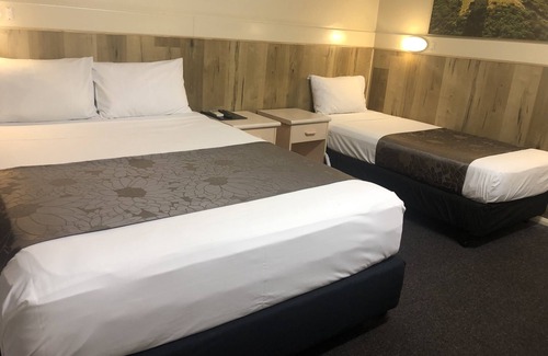Cootamundra Hotel | Cozy Wattle Tree Motel: Family-Friendly with Breakfast Included