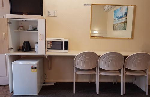 Cootamundra Hotel | Cozy Wattle Tree Motel: Family-Friendly with Breakfast Included
