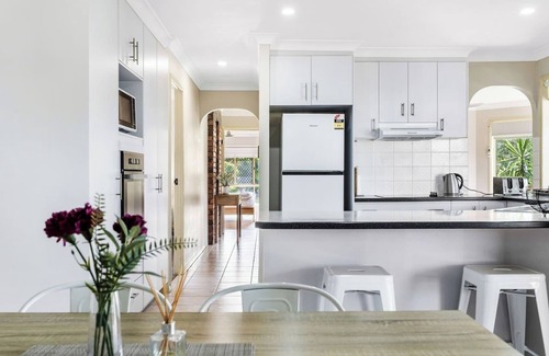 Eli Waters House | Sunny Family-Friendly Retreat at Wattlebird Lane Awaits