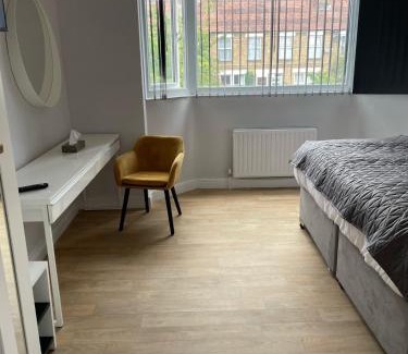 Bicester Bed & Breakfast | Watts Lodge: Guest Rated 8.6 - Family-Friendly Retreat