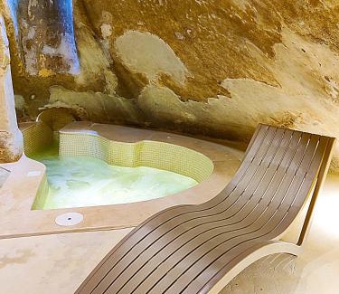 Valletta House | Wave 24 Savynomad Harbour Residence with Private Spa Retreat