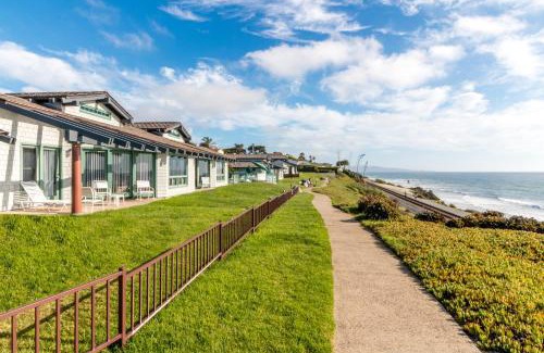 Del Mar Apartment | Relax at Wave Crest Resort: Oceanfront Bliss & Family Fun