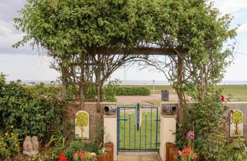 Hornsea House | Wavecrest: Family & Pet Friendly 4-Star Getaway