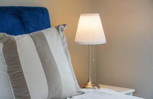 Wavendon House | Wavendon Retreat: Family-Friendly Getaway with Free Parking