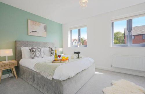 Wavendon House | Wavendon Retreat: Family-Friendly Getaway with Free Parking