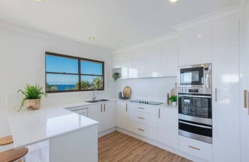 Caves Beach House | Discover Waves @ Caves - Family Oceanfront Retreat