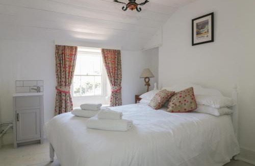 Port Isaac House | Budget-Friendly Getaway at Waves End - Family Friendly!