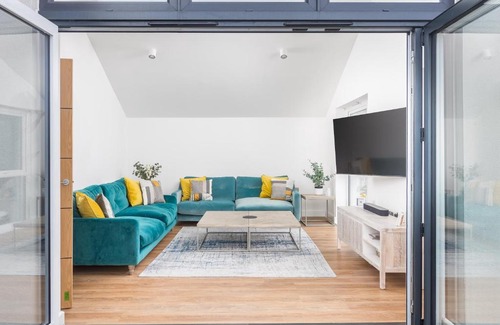 Maenporth House | Relax at Waves Falmouth: Hot Tub & Games Room Near Beach
