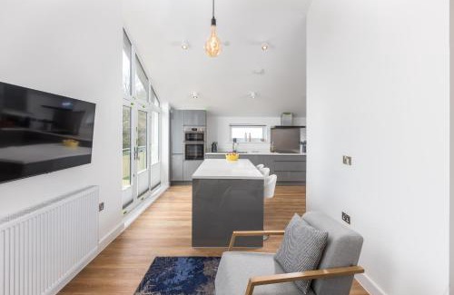 Maenporth House | Relax at Waves Falmouth: Hot Tub & Games Room Near Beach