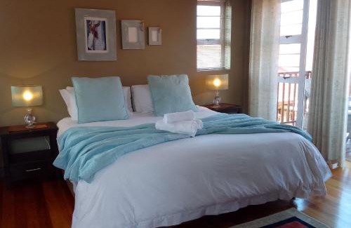 Wavecrest House | Cozy Waves Guest House: Highly Rated with Family Amenities