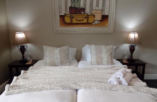 Wavecrest House | Cozy Waves Guest House: Highly Rated with Family Amenities