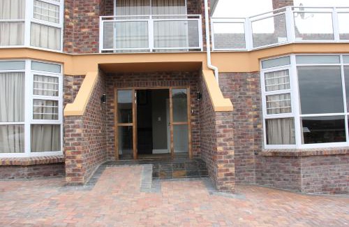 Wavecrest House | Cozy Waves Guest House: Highly Rated with Family Amenities