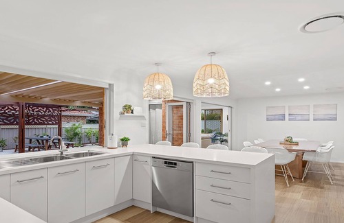 Fingal Bay House | Beach Getaway at Waves on Whitesands – Family-Friendly Fun!