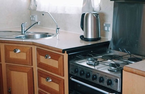 Bonney House | Pet-Friendly Lakefront Caravan Retreat at Coorong Island