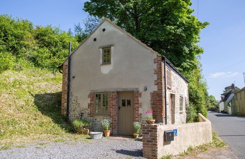 Piddletrenthide Cottage | Unmatched Comfort at Way's Forge: Pet-Friendly Retreat