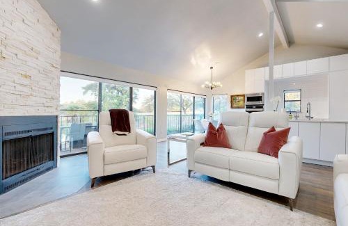 Horseshoe Bay Apartment | Inviting Way to the Bay: Pet-Friendly Family Retreat
