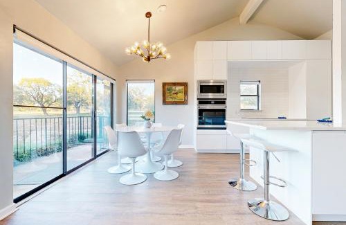 Horseshoe Bay Apartment | Inviting Way to the Bay: Pet-Friendly Family Retreat