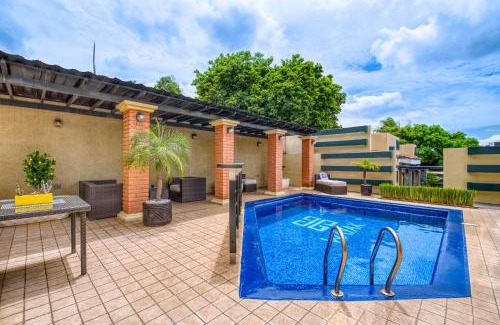 Managua Hotel | Discover Wayak Hotel: Poolside Relaxation & Family Dining