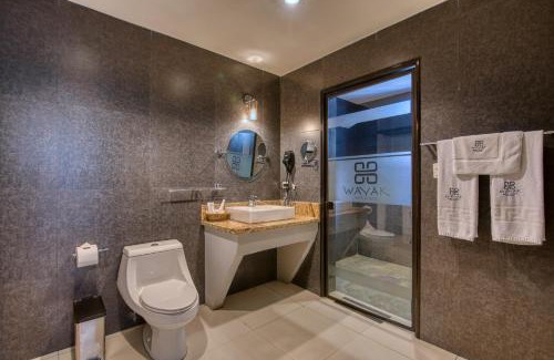 Managua Hotel | Discover Wayak Hotel: Poolside Relaxation & Family Dining