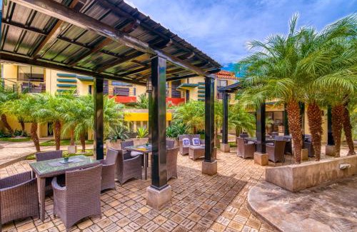 Managua Hotel | Discover Wayak Hotel: Poolside Relaxation & Family Dining