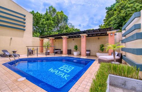 Managua Hotel | Discover Wayak Hotel: Poolside Relaxation & Family Dining