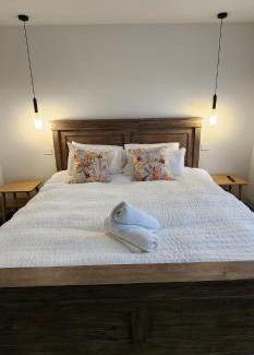 Warrnambool House | Wayamba: Pet-Friendly 4-Star Retreat with Top Reviews