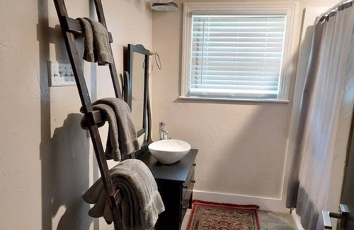 Waco House | WAyCOol House- 3 miles to Magnolia Silos and Baylor. 1 mile to Extraco Center!
