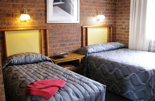 Muswellbrook Hotel | Welcome to Wayfarer Motel: Family-Friendly with Pool & Breakfast